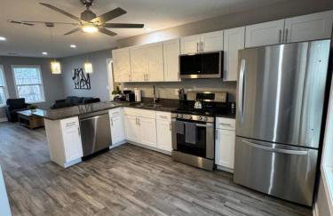 Spacious 2BR Apt with Balcony and 2 King Beds Sleeps 6 - Foto 26