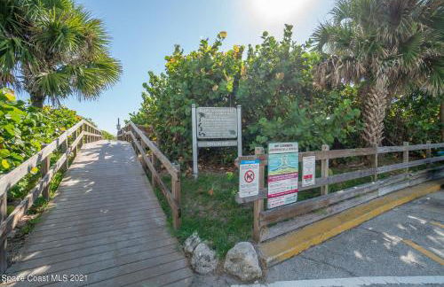 Coastal 2BR Oceanfront Escape, Steps from Sand & Pool - Foto 18