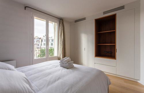 Montaigne - Sunlit Corner Penthouse with Balcony - Photo 24