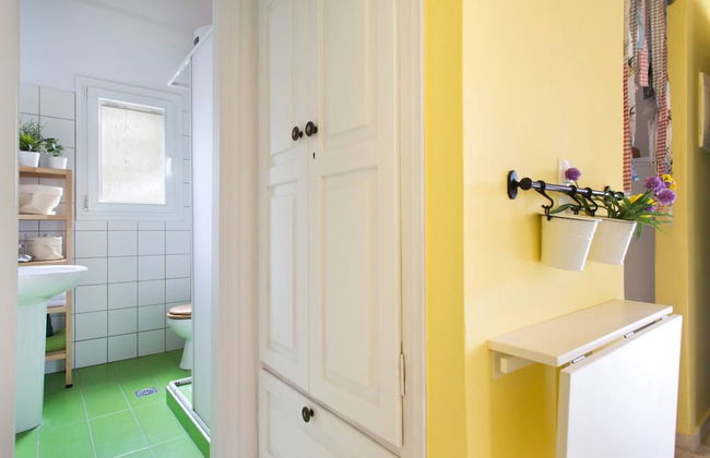 Cute Yellow Handmade House With Garden - Foto 25