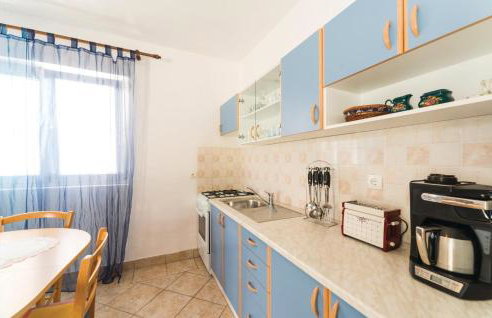 2 Bedroom Lovely Apartment In Kustici - Foto 9