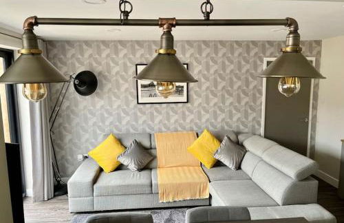 Modern 2BR Flat in Sale - Peaceful Stay in M33 - Great Transport Links - Photo 1