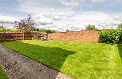 Modern, Well Presented 2-Bedroom Apartment, With Parking, Opposite Nirvana Spa - Pass the Keys - Foto 18