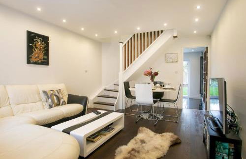 Charming Home - Free Parking - Private Garden - Pass the Keys - Foto 7