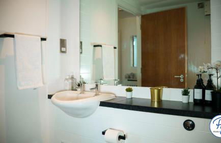 Penthouse - Amazing City Skyline Views - Balcony - FREE extra 2 hours - FREE Parking - Utilita Arena - Bullring Shopping - New St Station- Super King Size Bed - Foto 84