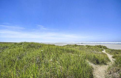 Coastal PNW Gem with Hot Tub - Walk to Beach! - Foto 14