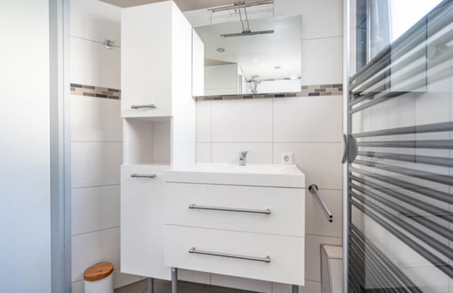 Chalet in Goedereede Near North Sea Beach - Photo 11