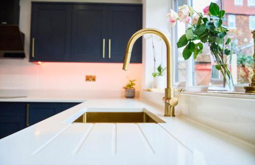 Chic Family Home with Garden Fire Pit & Event Space, Hot Tub - Foto 41