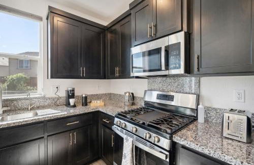 Spacious 3BR Home with Charming Backyard home - Foto 14