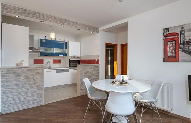 Modern Apartment With Balcony and Garden - Foto 11