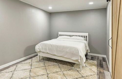 Walk to River Unique Studio in Renovated Bar! - Foto 12