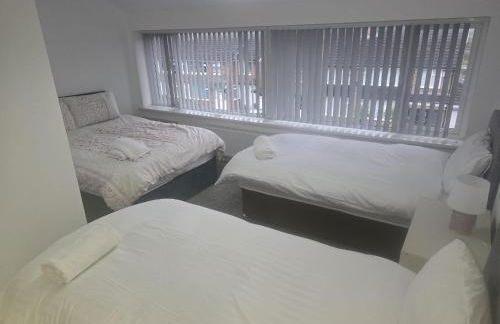 New 4bedroom house near Manchester Airport - Photo 17