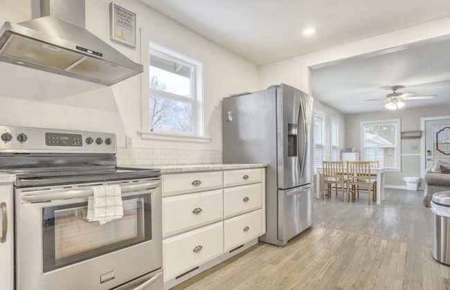 2BR Central Location Big Backyard & Dog Friendly! - Photo 10