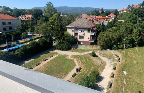 Centrally Chic Studio - Photo 20