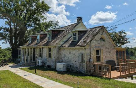 Downingtown Manor - 1900s Farmhouse with Creek Views - Foto 1