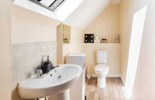 Charming Entire 2-Bedroom House in Milton Keynes - Photo 34