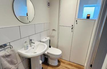 Modern cosy studio near Luton airport, free parking - Foto 8