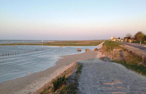 Gorgeous Apartment In Vildé-La-Marine - Foto 1