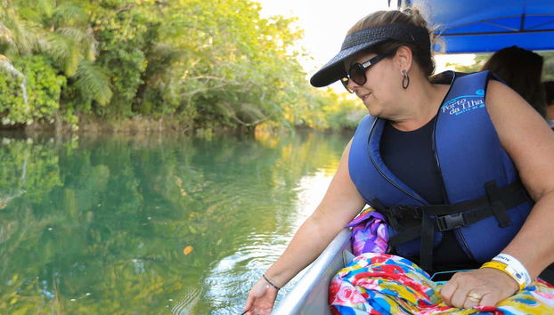Admirando a água cristalina do rio