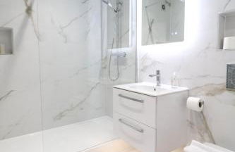 The Desborough Residence - Bright 1BR with Sofa Bed, Modern Lounge & Free Secure Underground Parking - Foto 14