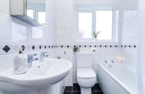 Mayflower 5-Bed Home, Contractors, Family, Harry Porter - Photo 13