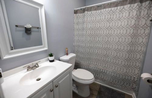 3 Min to Downtown - 10 Min to Elon - Smart TVs - Foto 41