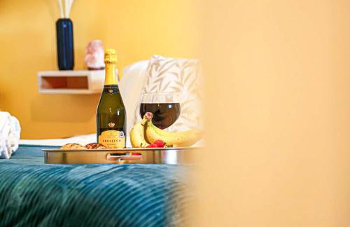 Beautiful City Centre Apartment with Free Parking, Fast-Wifi, SmartTV with Netflix and Private Garden by Yoko Property - Foto 18