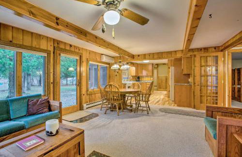Riverfront Manton Cabin with Pool Table and Fire Pit! - Foto 8