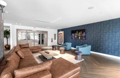 Miami Magic Vibrant 2 Bedroom with Free Parking - Photo 13