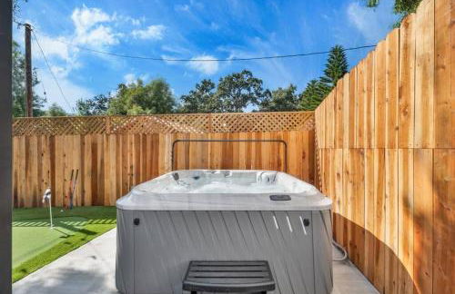 Modern Cottage, Hot Tub, Bistro Patio, Putting Green, Walk to All! - Foto 36