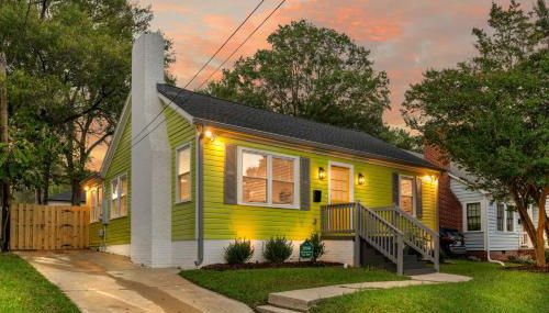 Stylish 4BR Haven: Serene Backyard and Fire Pit - Foto 4