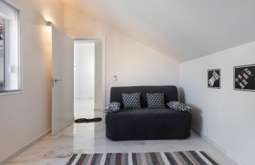 Luxurious And Modern Family Home - Photo 42