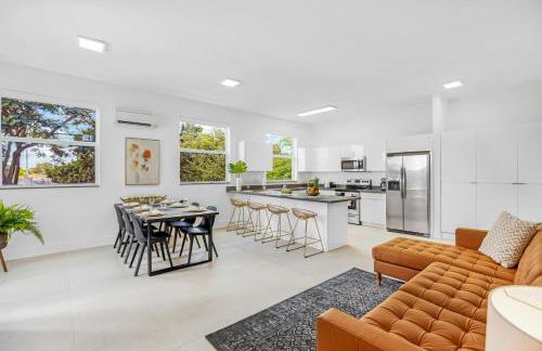 Up to 12 Guests! Modern villa near Wynwood - Photo 3