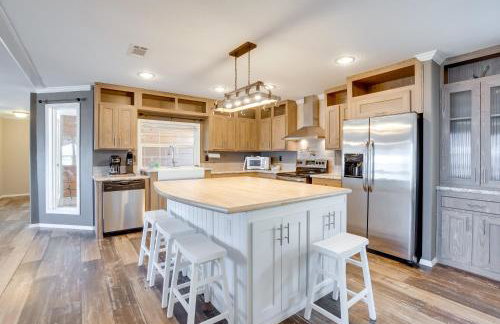 Fishermans Paradise Lake-View Home in Many! - Foto 8