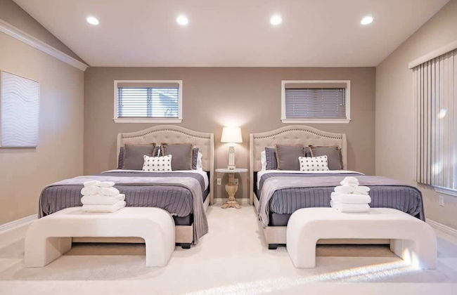 Marbella Lane - Charming 4BR Bungalo for Relaxing Retreat - Photo 3