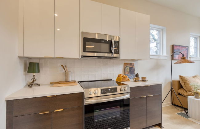 The Stage by Avantstay Chic 4bdr w Covered Balcony Modern Newly Built - Photo 15