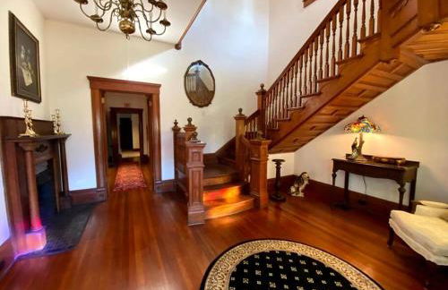 Large Historical Home for Groups Walk to Downtown! - Foto 49