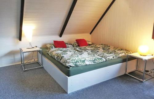 Modern eingerichtetes Zimmer - Foto 10