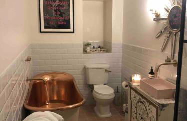 Boutique Bath apartment with 2 beautiful bedrooms - Photo 34