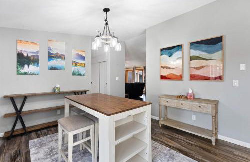 Family 4BR Home with Patio by Willowcreek Park - Foto 19