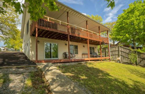 Upscale Lakefront Home w Dock & Kayaks - Photo 4