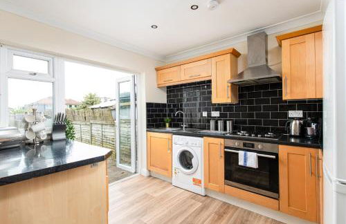 NEW Business & Long Stays- Sleeps7-by FabAccommodation - Foto 13