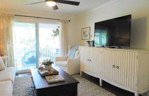 Q4 Professionally decorated upstairs beautiful soothing colors close to back pool - Foto 1