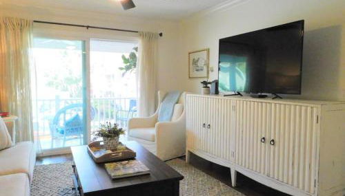 Q4 Professionally decorated upstairs beautiful soothing colors close to back pool - Foto 1