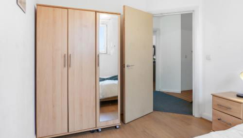 City Center Base Spacious Apartment with Secure Parking - Foto 5, wardrobe