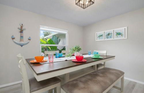 Serenity by the Sea! Cozy pool home with putting green & fire pit! - Foto 14