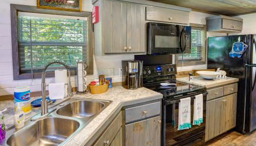 Mayfield Tiny Home with Porch, Walk to Beaches! - Foto 3