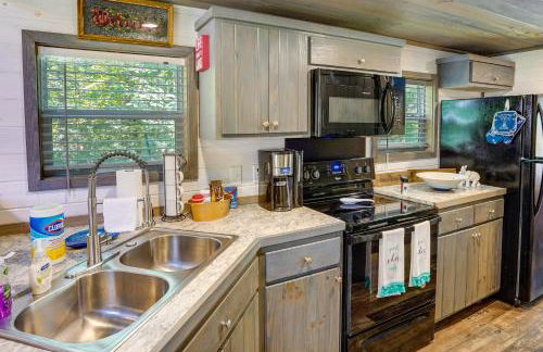 Mayfield Tiny Home with Porch, Walk to Beaches! - Foto 3