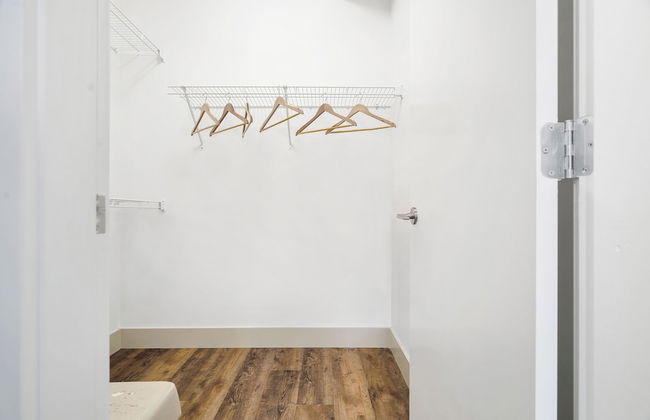 Elevated Escapes 2BR Suite Overlooking Lake - Foto 6