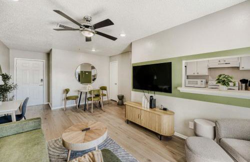 Polished King Getaway - Sleeps 4 - Pool, Prkg - Foto 14